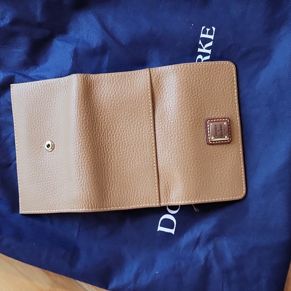 Dooney & Bourke Tan Pebble Grain Wallet - Picture 3 of 6